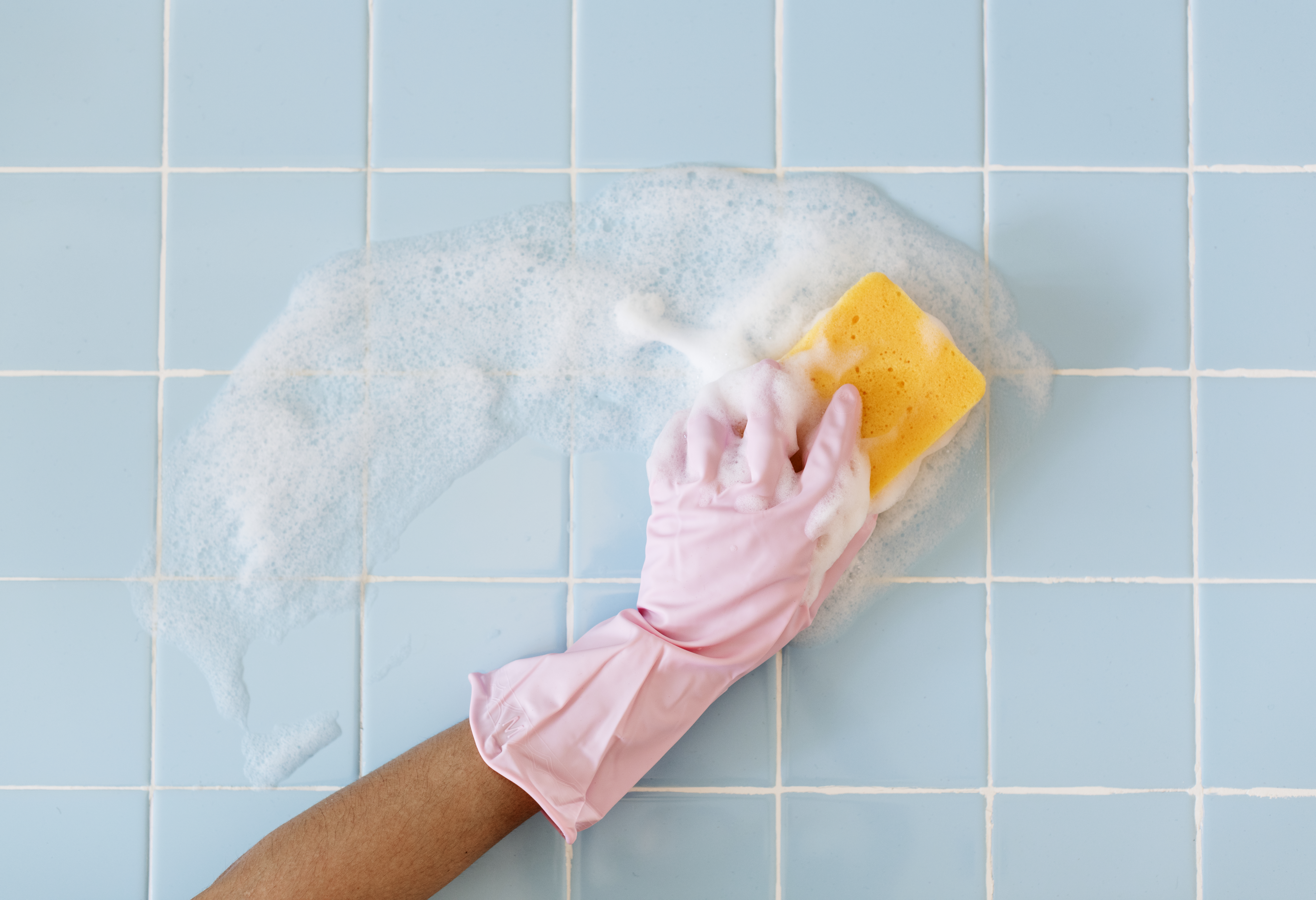 Como limpar azulejos e rejuntes do banheiro
