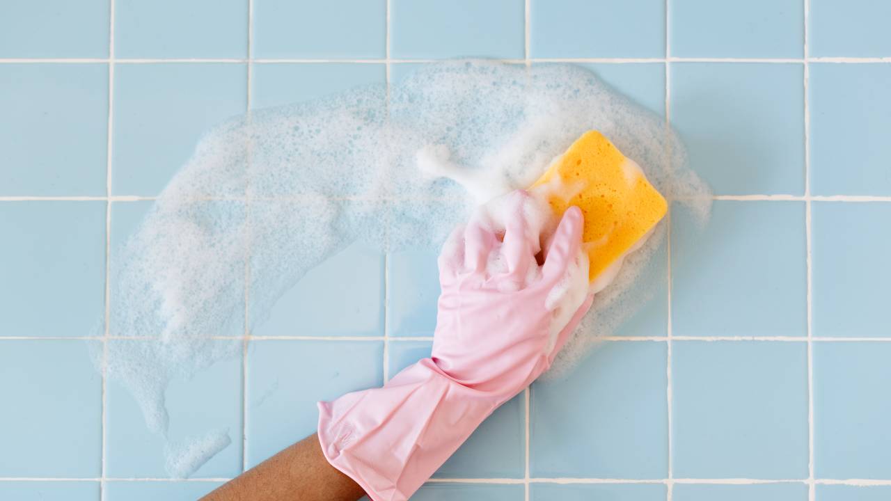Como limpar azulejos e rejuntes do banheiro
