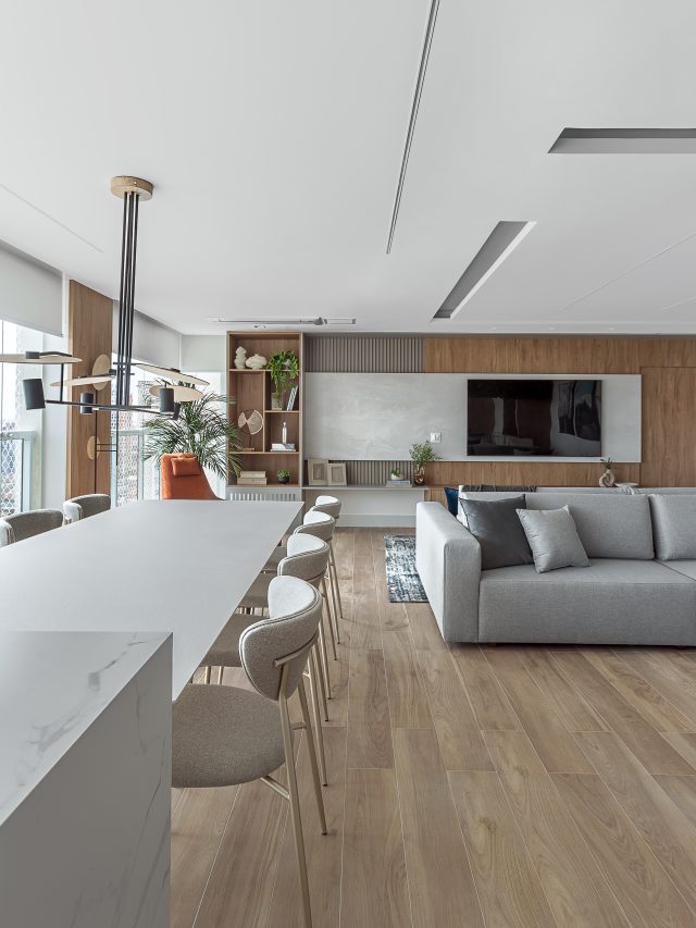 Reforma isola cozinha de estar e cria varanda com mesa de 3 m e 200 kg