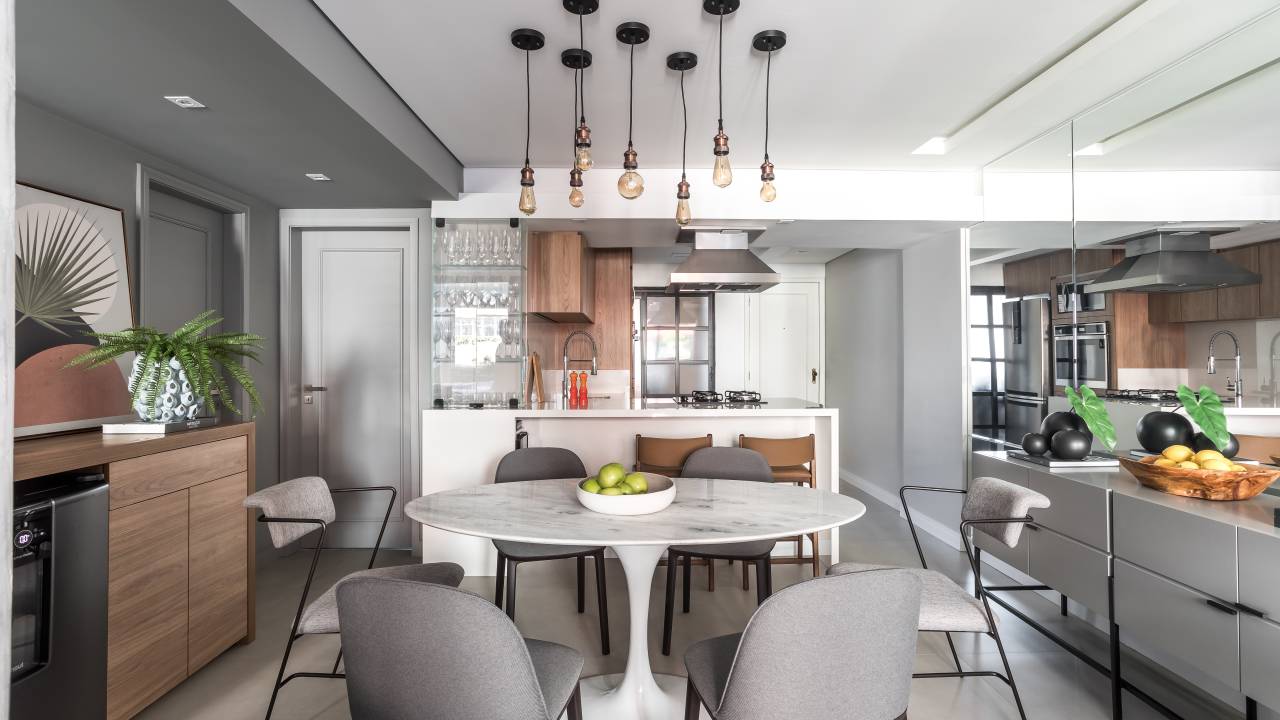 Detalhes metálicos, tons de cinza e madeira compõem apê elegante de 75 m². Projeto de DC55 Arquitetura.