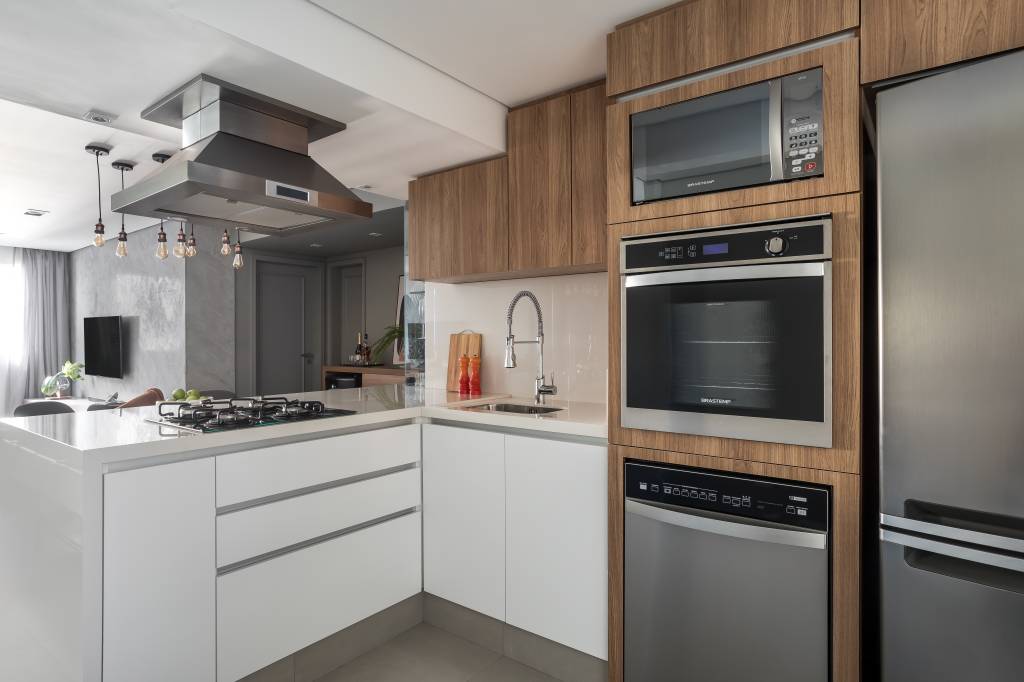 detalhes-metalicos-tons-de-cinza-e-madeira-compoem-ape-elegante-de-75-m-dc55-arquitetura-14-cozinha Detalhes metálicos, tons de cinza e madeira compõem apê elegante de 75 m². Projeto de DC55 Arquitetura.