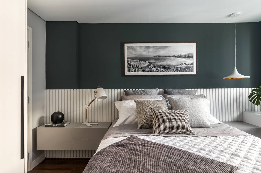 detalhes-metalicos-tons-de-cinza-e-madeira-compoem-ape-elegante-de-75-m-dc55-arquitetura-16-quarto Detalhes metálicos, tons de cinza e madeira compõem apê elegante de 75 m². Projeto de DC55 Arquitetura.
