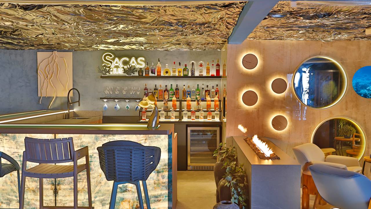 Formas orgânicas permeiam bar da CASACOR Paraná inspirado no mar. Projeto de Givago Ferentz.