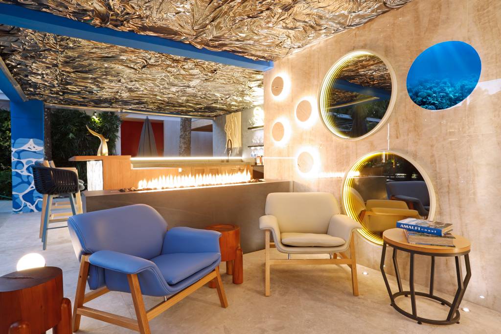 Formas orgânicas permeiam bar da CASACOR Paraná inspirado no mar. Projeto de Givago Ferentz.