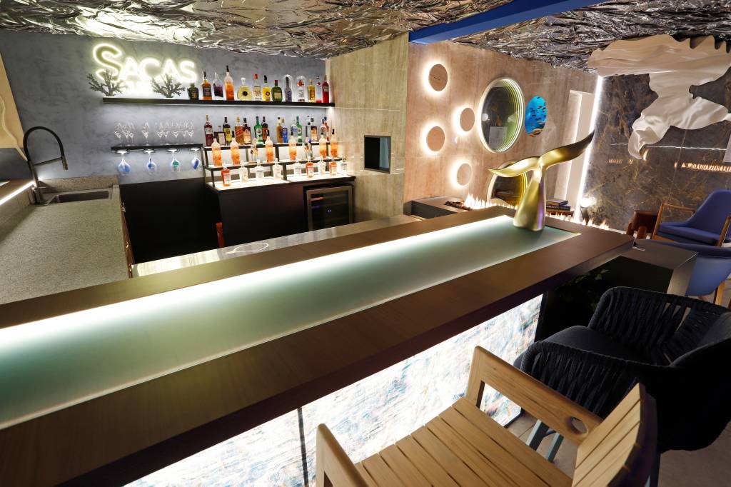 Formas orgânicas permeiam bar da CASACOR Paraná inspirado no mar. Projeto de Givago Ferentz.