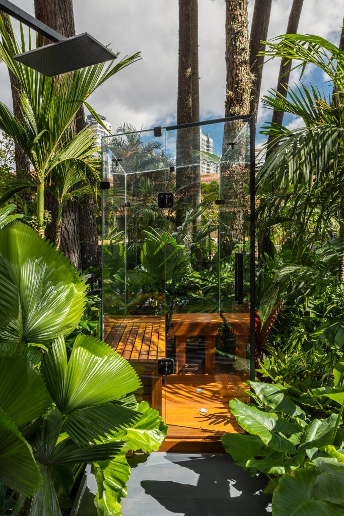 jardim-com-sauna-e-banheira-de-gelo-e-fogo-foi-inspirada-no-yin-yang-helena-elias-03 Jardim na CASACOR com sauna foi inspirada no Yin Yang. Projeto de Jardim Paulistano Paisagismo.