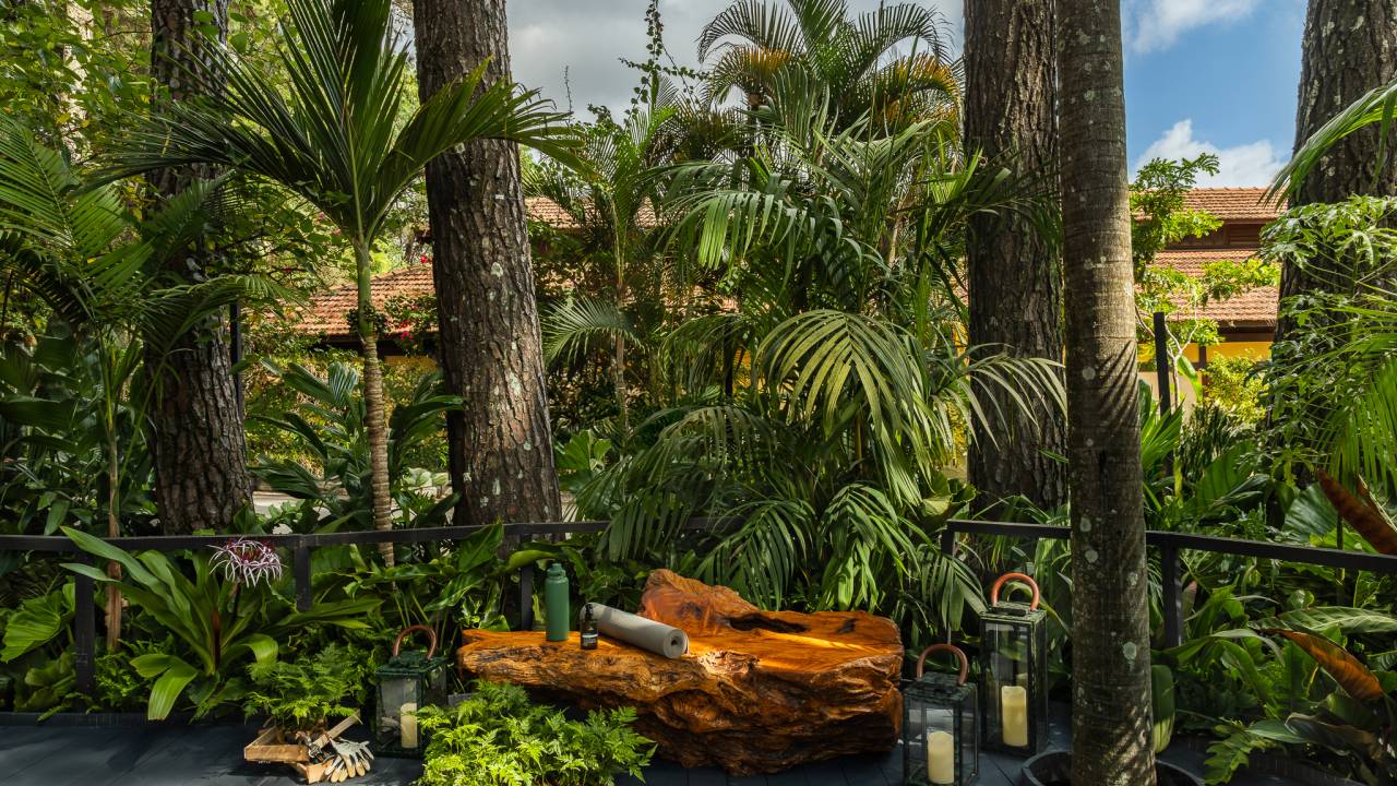 Jardim na CASACOR com sauna foi inspirada no Yin Yang. Projeto de Jardim Paulistano Paisagismo.