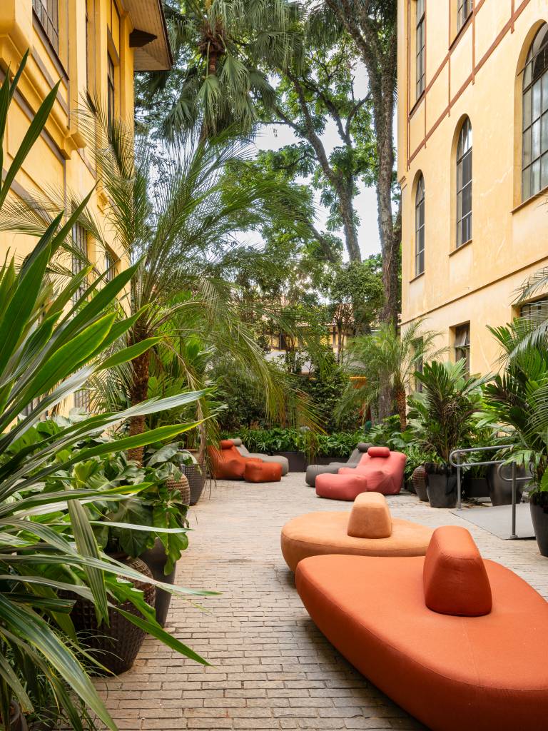 Jardim sem flores da CASACOR SP aposta em espécies com folhagens marcantes. Projeto de Catê Poli e João Jadão.