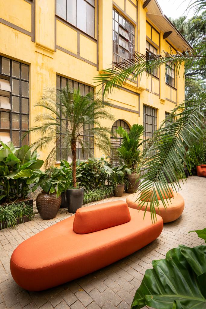 Jardim sem flores da CASACOR SP aposta em espécies com folhagens marcantes. Projeto de Catê Poli e João Jadão.
