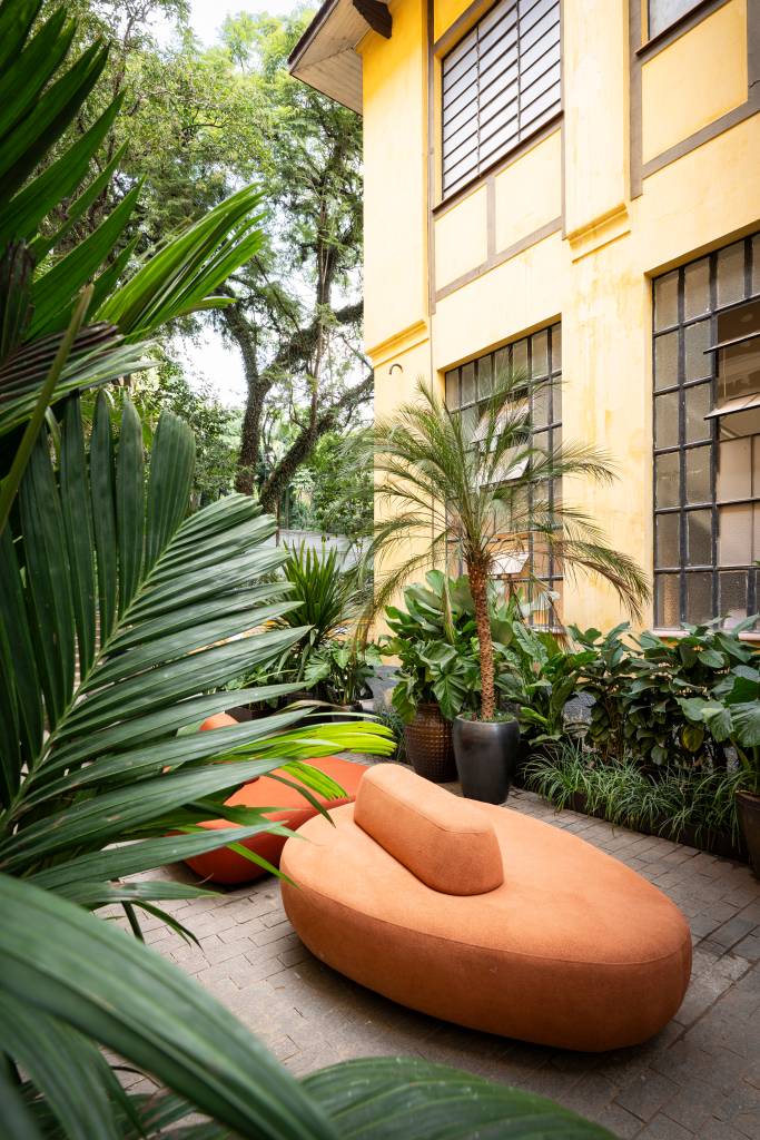 Jardim sem flores da CASACOR SP aposta em espécies com folhagens marcantes. Projeto de Catê Poli e João Jadão.