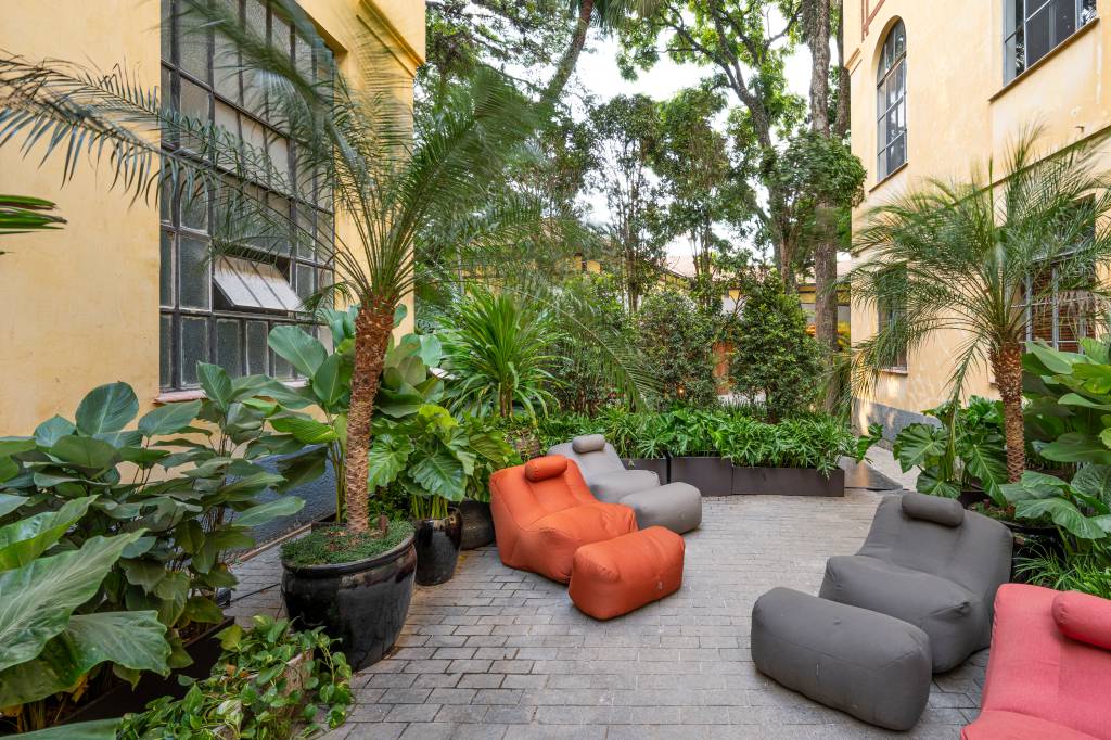 Jardim sem flores da CASACOR SP aposta em espécies com folhagens marcantes. Projeto de Catê Poli e João Jadão.