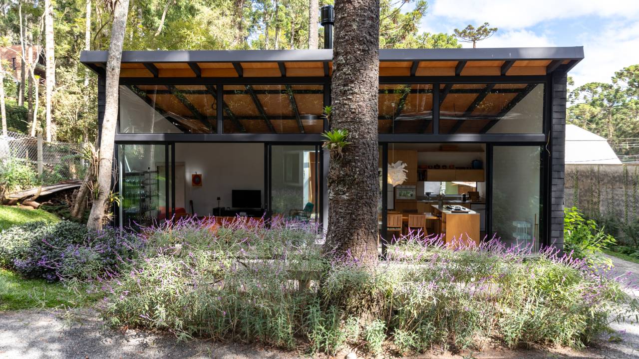 Linda casa de campo fica em meio às araucárias de Campos do Jordão. Projeto de ARKITITO Arquitetura.
