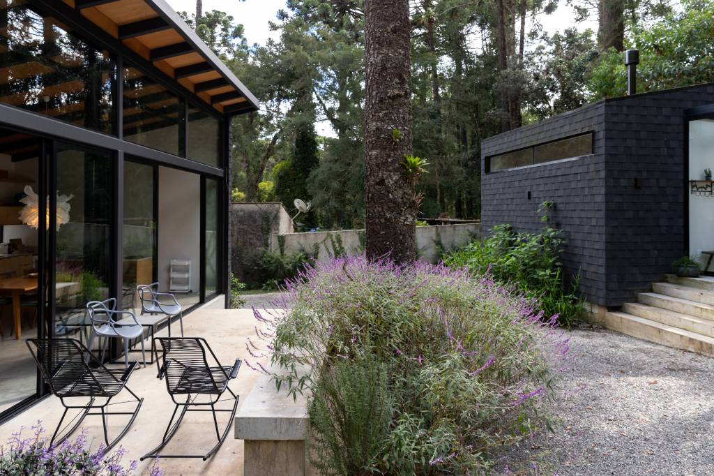 linda-casa-de-campo-fica-em-meio-as-araucarias-de-campos-do-jordao-arkitito-18 Linda casa de campo fica em meio às araucárias de Campos do Jordão. Projeto de ARKITITO Arquitetura.