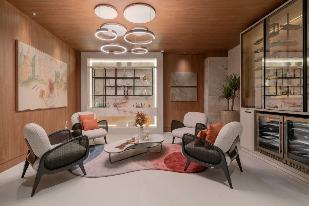 Mármore de veios rosados é o destaque desta área gourmet. Projeto de Juliani Zanelato para da CASACOR Rio Grande do Sul.