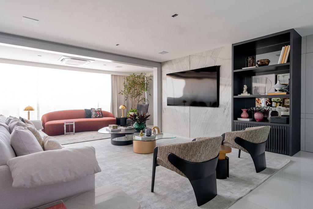 Painéis de madeira equilibram cinza e branco neste apartamento moderno em Fortaleza. Projeto de Romário Rodrigues.