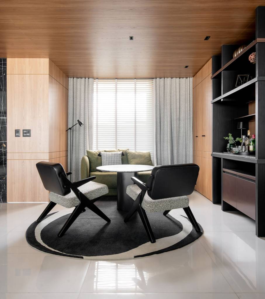 Painéis de madeira equilibram cinza e branco neste apartamento moderno em Fortaleza. Projeto de Romário Rodrigues.