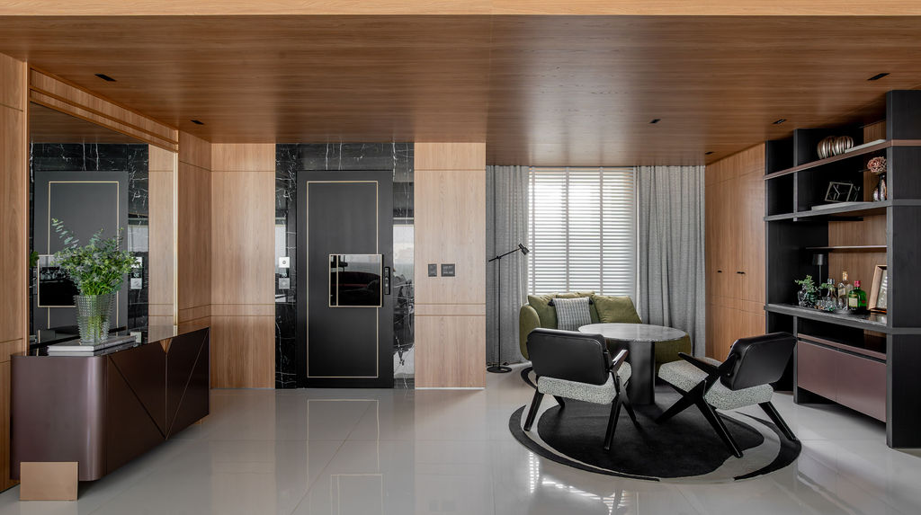 Painéis de madeira equilibram cinza e branco neste apartamento moderno em Fortaleza. Projeto de Romário Rodrigues.