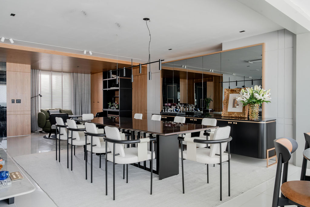 Painéis de madeira equilibram cinza e branco neste apartamento moderno em Fortaleza. Projeto de Romário Rodrigues.