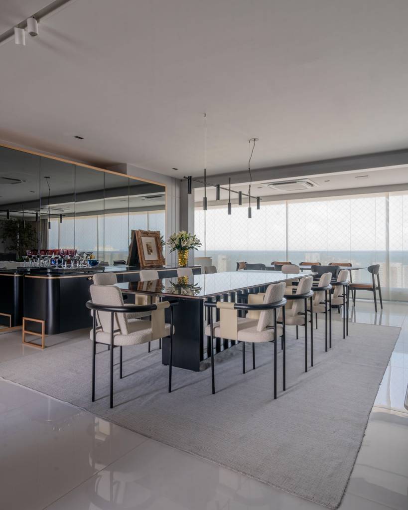 Painéis de madeira equilibram cinza e branco neste apartamento moderno em Fortaleza. Projeto de Romário Rodrigues.