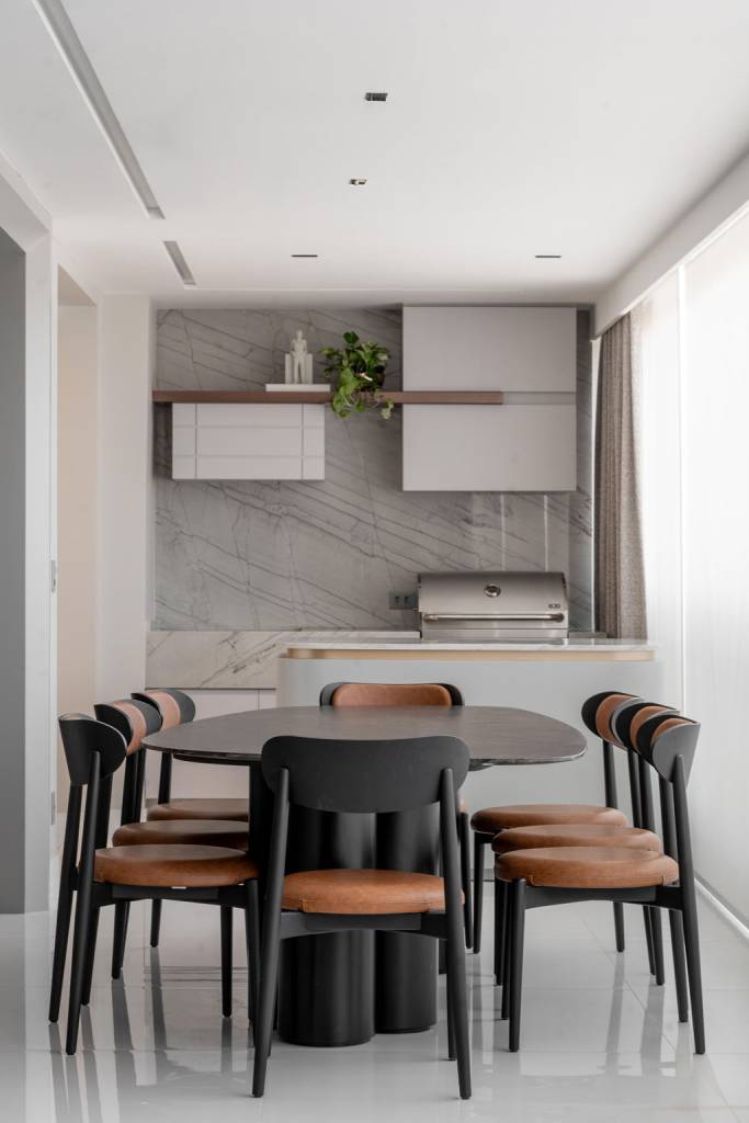 Painéis de madeira equilibram cinza e branco neste apartamento moderno em Fortaleza. Projeto de Romário Rodrigues.