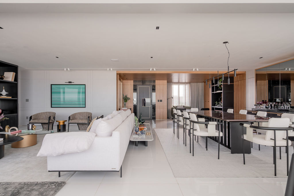 Painéis de madeira equilibram cinza e branco neste apartamento moderno em Fortaleza. Projeto de Romário Rodrigues.