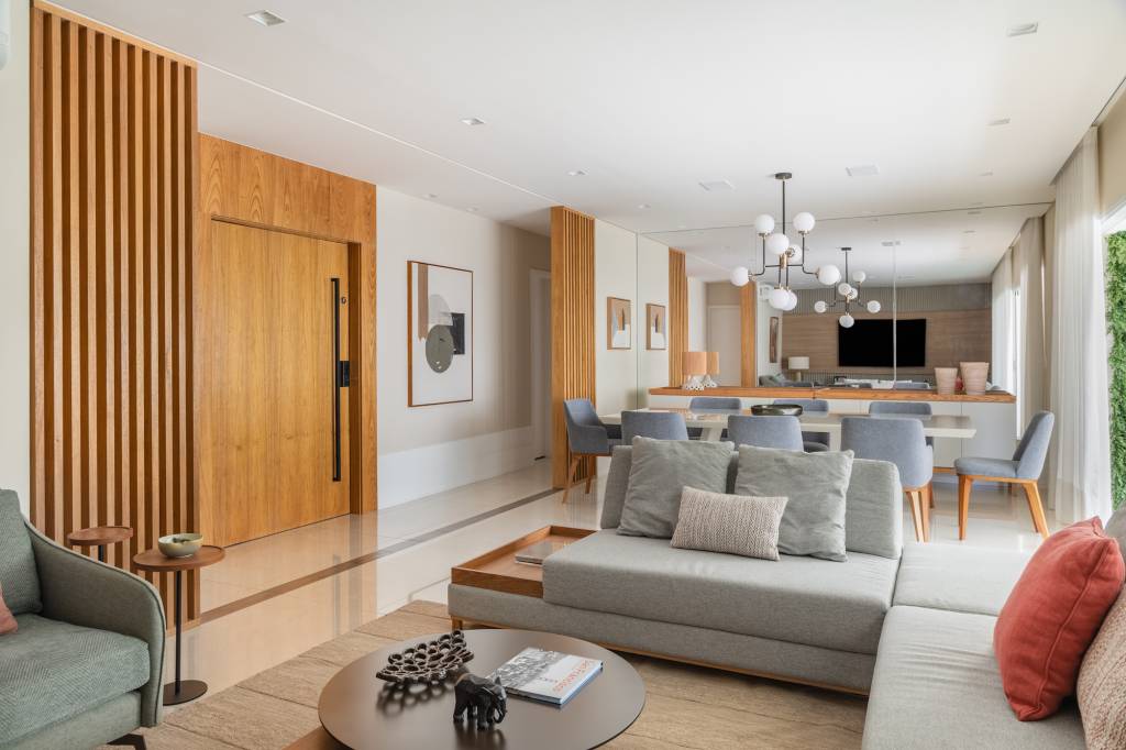 Paisagismo, ripados, tapete e paisagismo dão nova cara a living de apartamento