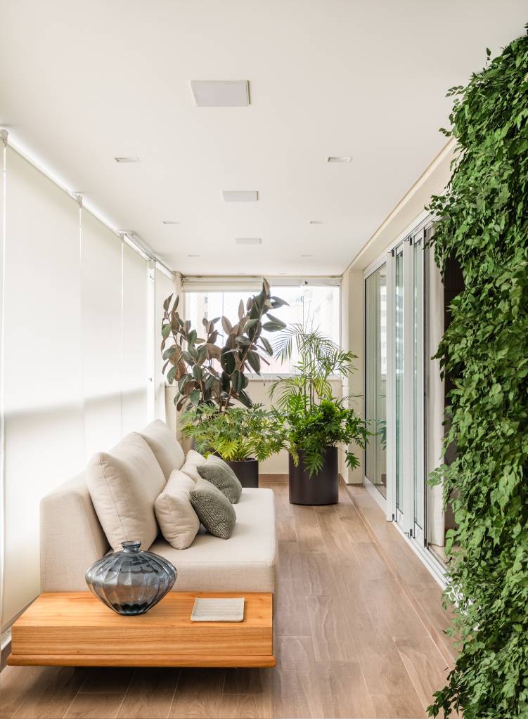 paisagismo-ripados-tapete-e-paisagismo-dao-nova-cara-a-living-de-apartamento-stal-arquitetura-11-varanda-plantas-jardim-vertical Paisagismo, ripados, tapete e paisagismo dão nova cara a living de apartamento. Projeto de STAL Arquitetura.