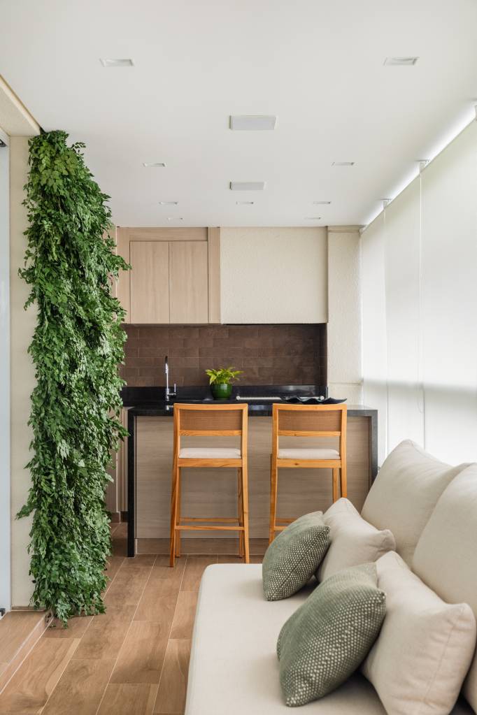 paisagismo-ripados-tapete-e-paisagismo-dao-nova-cara-a-living-de-apartamento-stal-arquitetura-12-jardim-vertical Paisagismo, ripados, tapete e paisagismo dão nova cara a living de apartamento. Projeto de STAL Arquitetura.