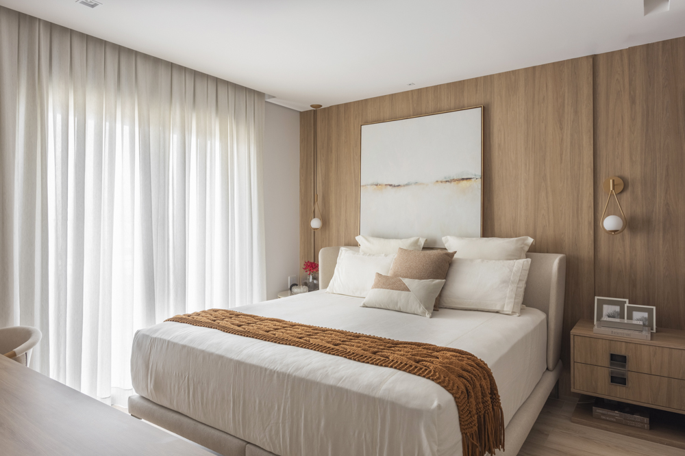 Poltronas giratórias e um banco clean se combinam para criar sala elegante em apê. Projeto de Daiane Antinolfi.