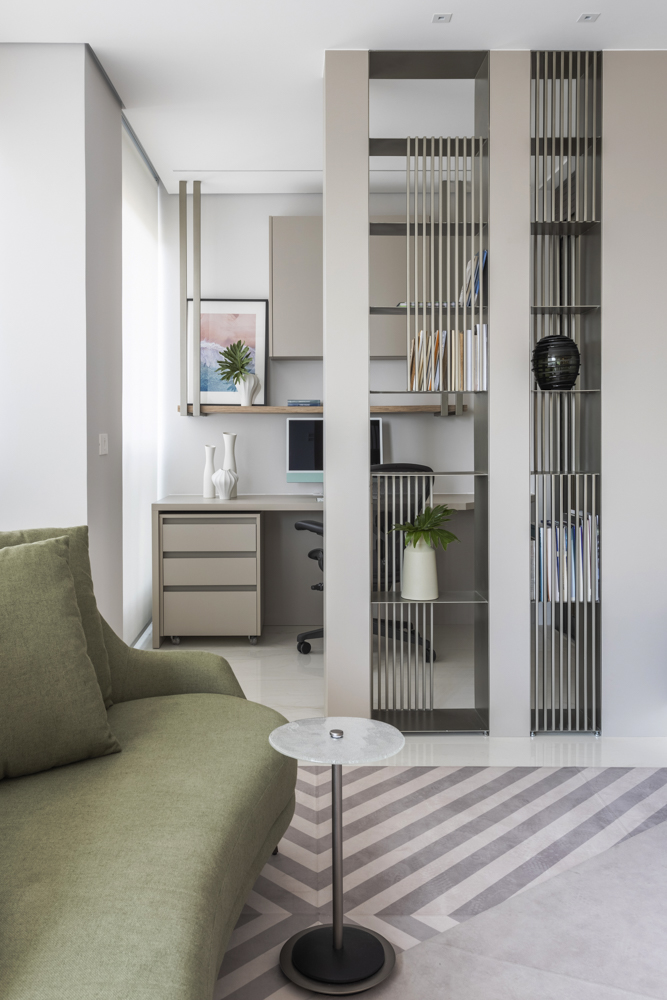 Poltronas giratórias e um banco clean se combinam para criar sala elegante em apê. Projeto de Daiane Antinolfi.