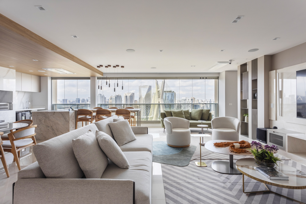 Poltronas giratórias e um banco clean se combinam para criar sala elegante em apê. Projeto de Daiane Antinolfi.