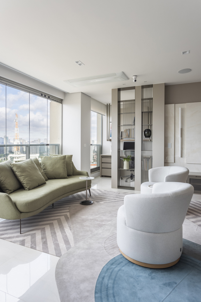 Poltronas giratórias e um banco clean se combinam para criar sala elegante em apê. Projeto de Daiane Antinolfi.