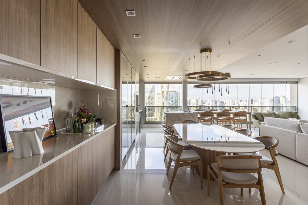 Poltronas giratórias e um banco clean se combinam para criar sala elegante em apê. Projeto de Daiane Antinolfi.