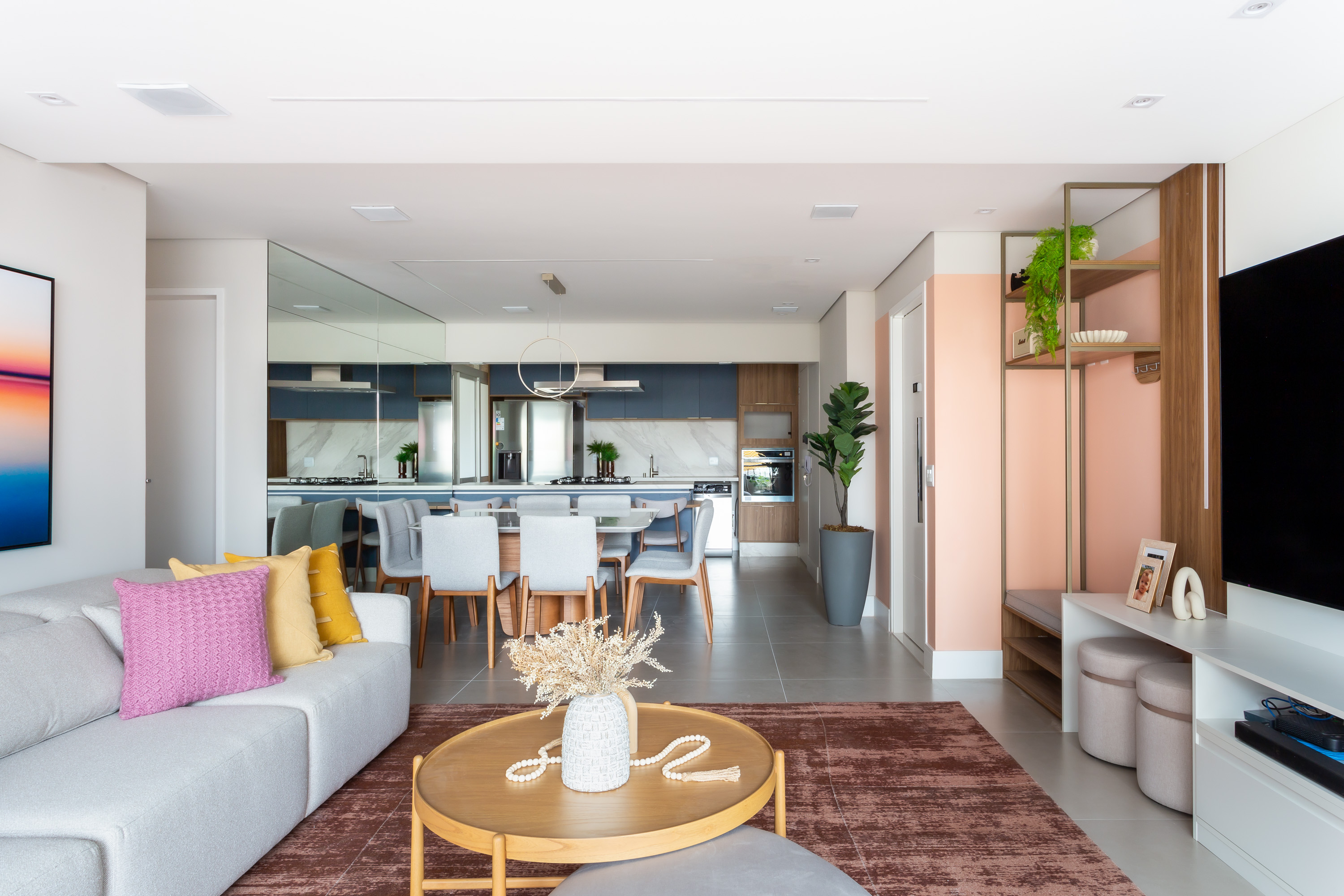 Pôr do sol inspira paleta de cores deste apartamento. Projeto de RMV Interiores.