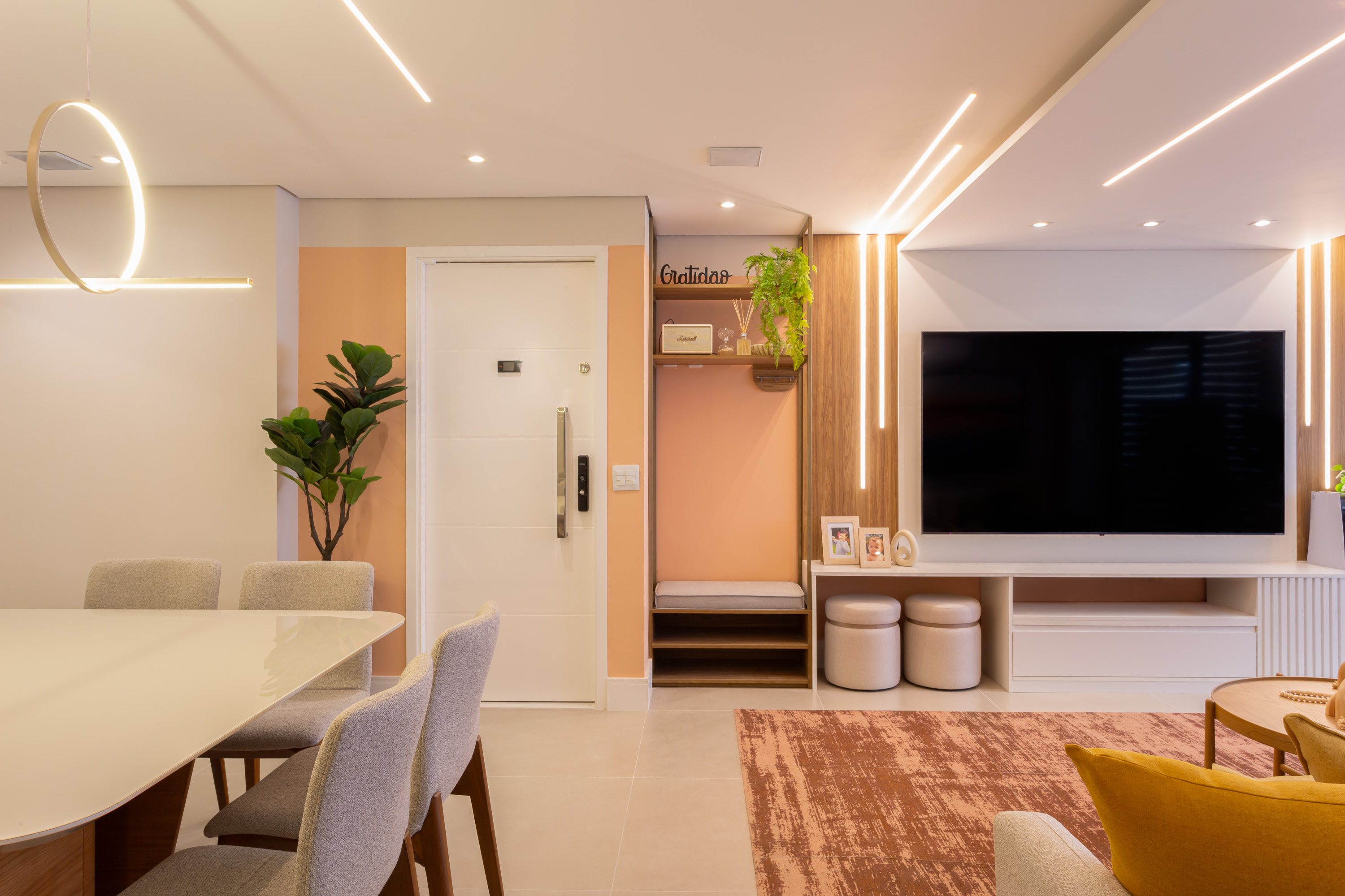 Pôr do sol inspira paleta de cores deste apartamento. Projeto de RMV Interiores.
