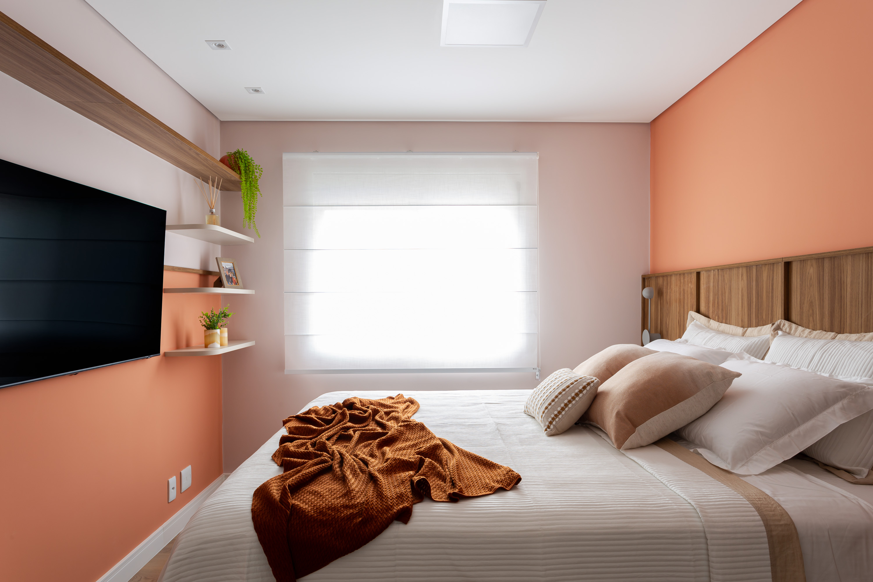 Pôr do sol inspira paleta de cores deste apartamento