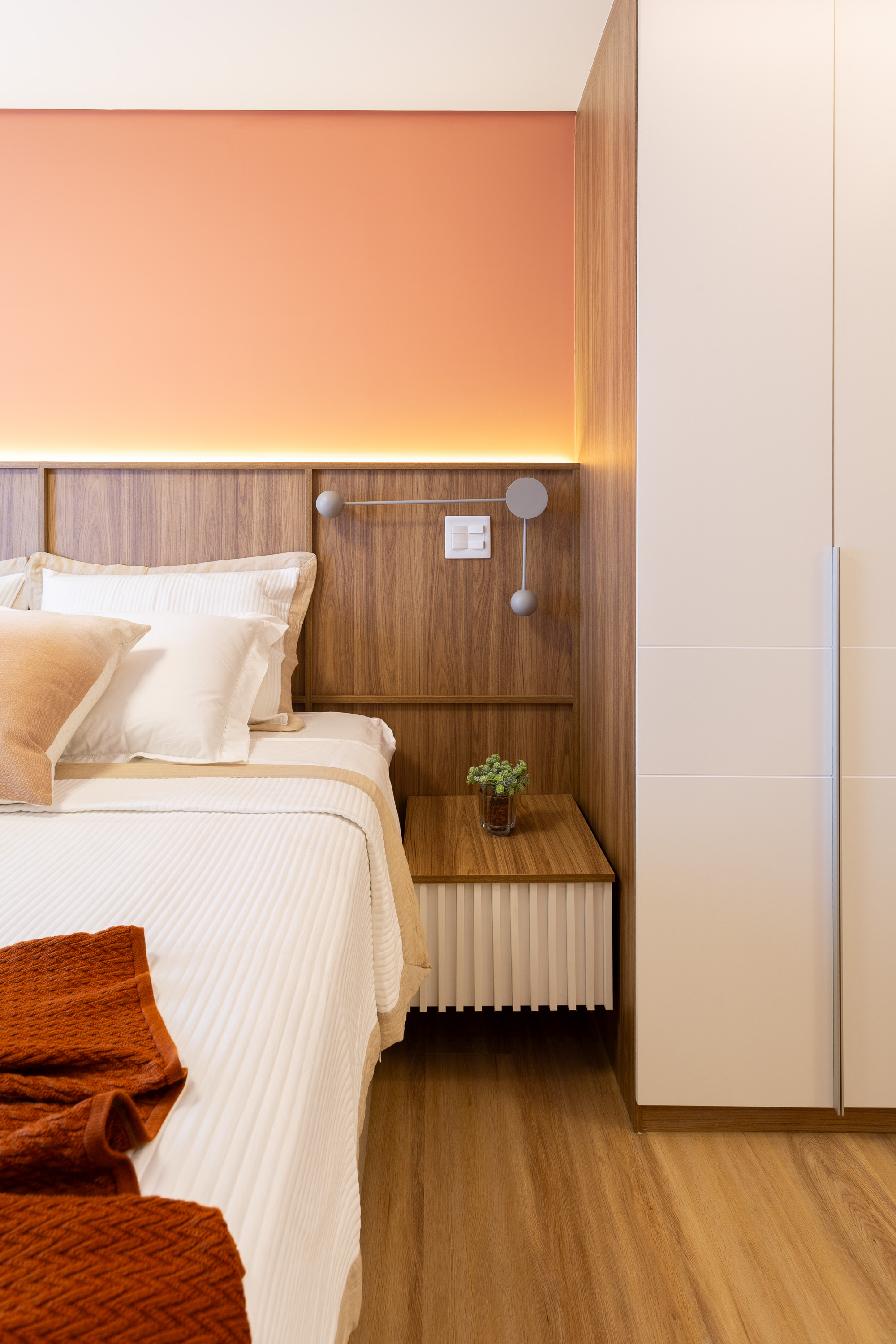 Pôr do sol inspira paleta de cores deste apartamento. Projeto de RMV Interiores.