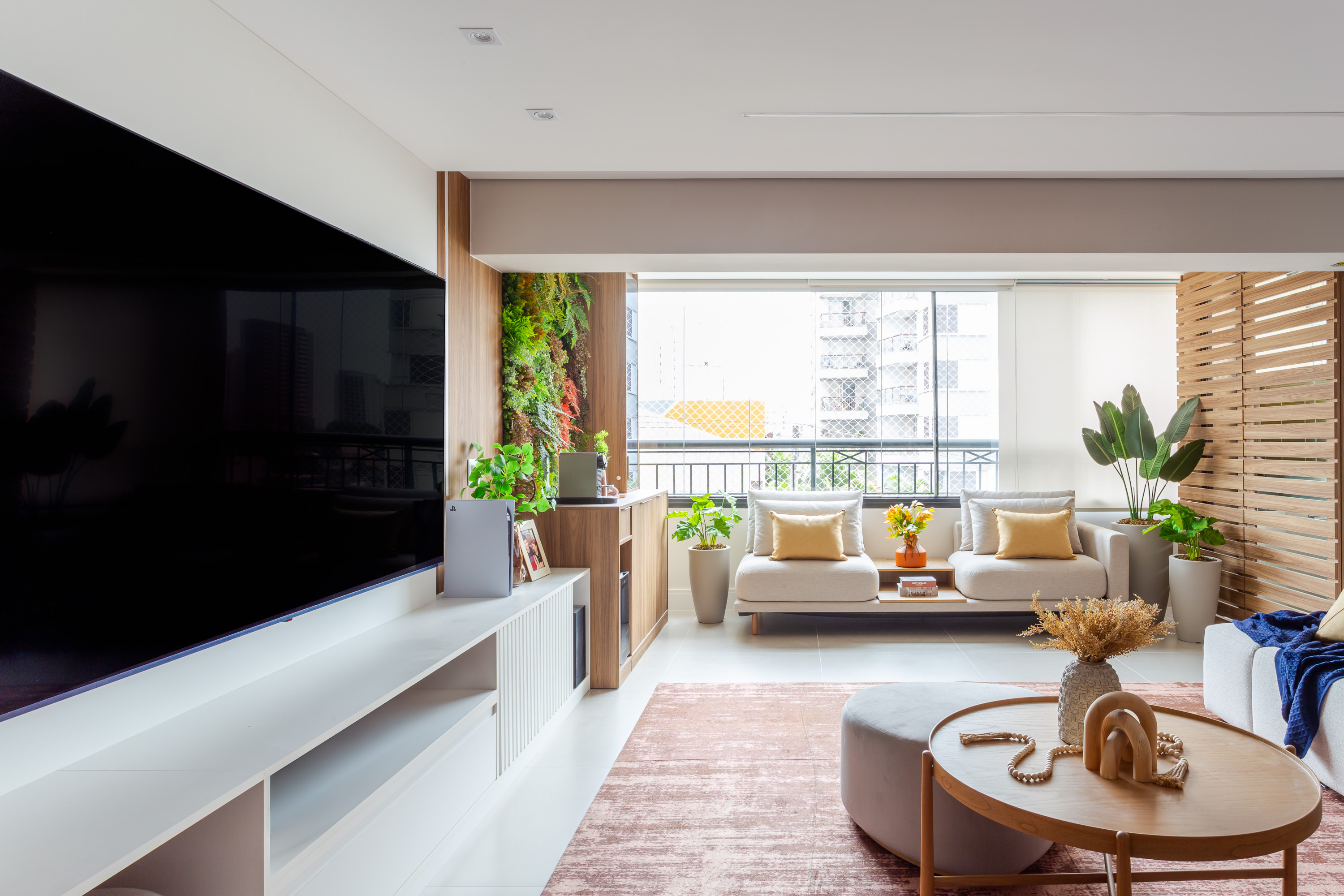 Pôr do sol inspira paleta de cores deste apartamento. Projeto de RMV Interiores.