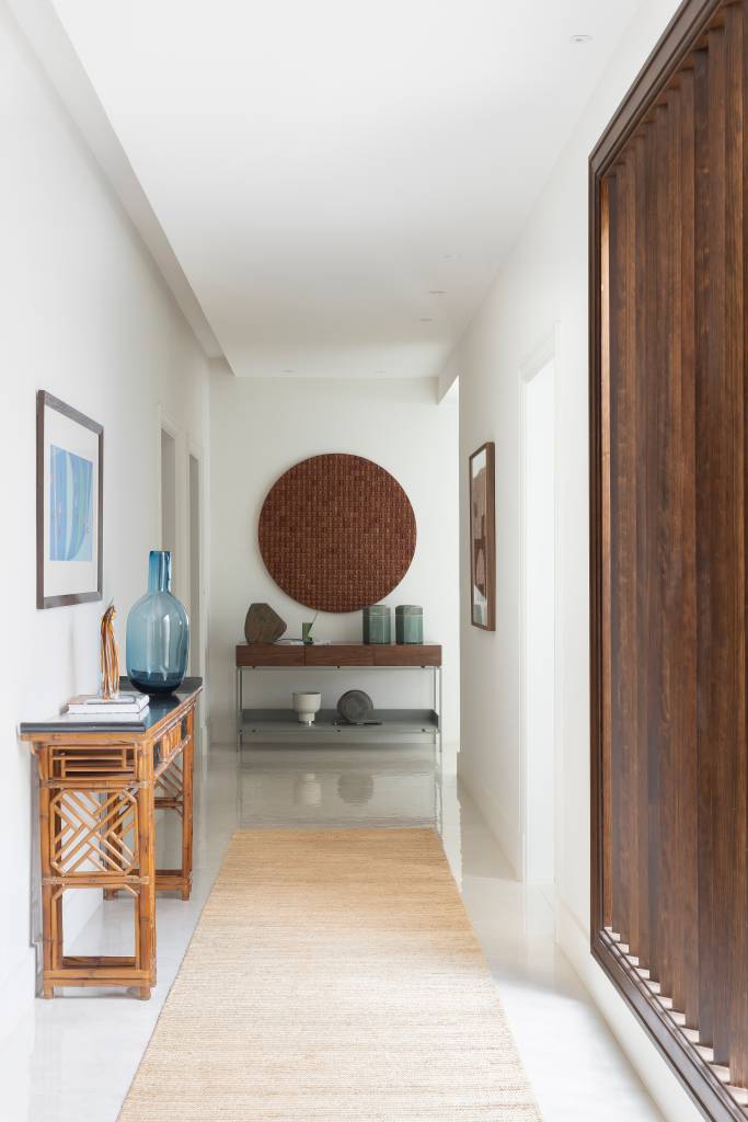 6 projetos de corredores lindos com decorações diferentes. Projeto de Frezza & Figueiredo Arquitetura e Interiores.