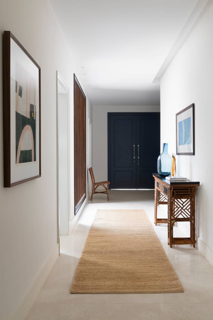 6 projetos de corredores lindos com decorações diferentes. Projeto de Frezza & Figueiredo Arquitetura e Interiores.