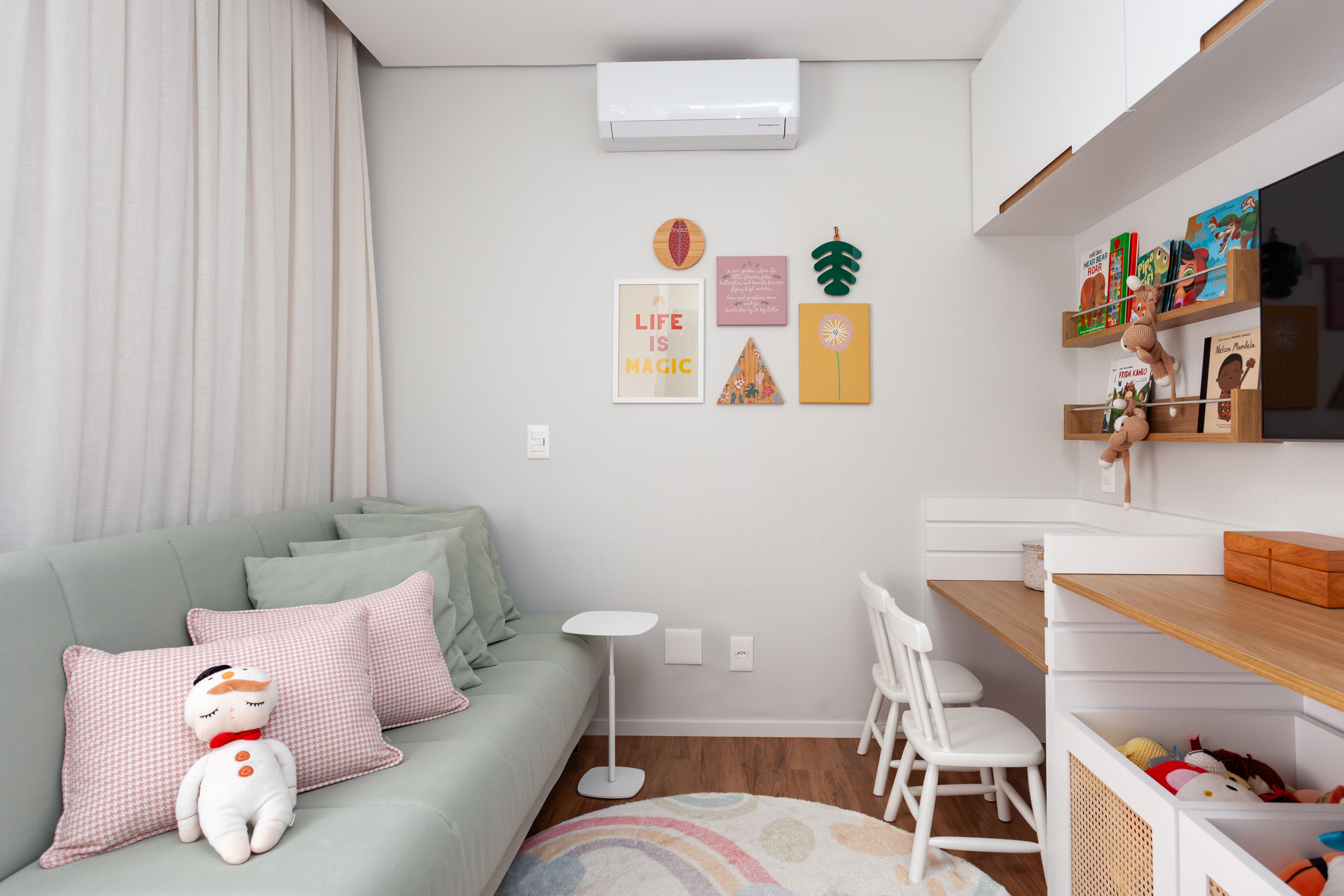Quarto de serviço vira home office com reforma neste apartamento no Brooklin. Projeto de Thais Monfré Arquitetura.