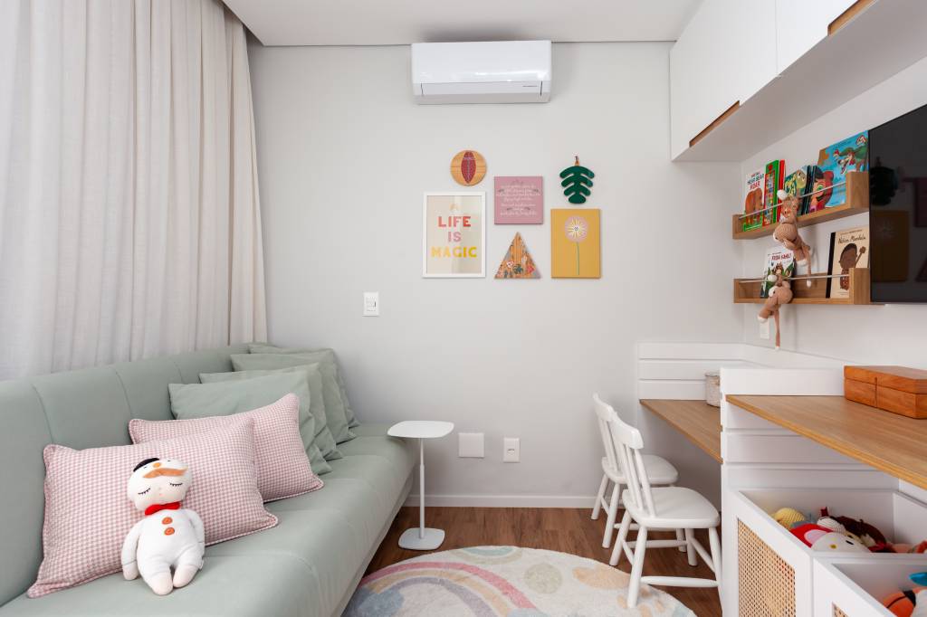 Quarto de serviço vira home office com reforma neste apartamento no Brooklin. Projeto de Thais Monfré Arquitetura.