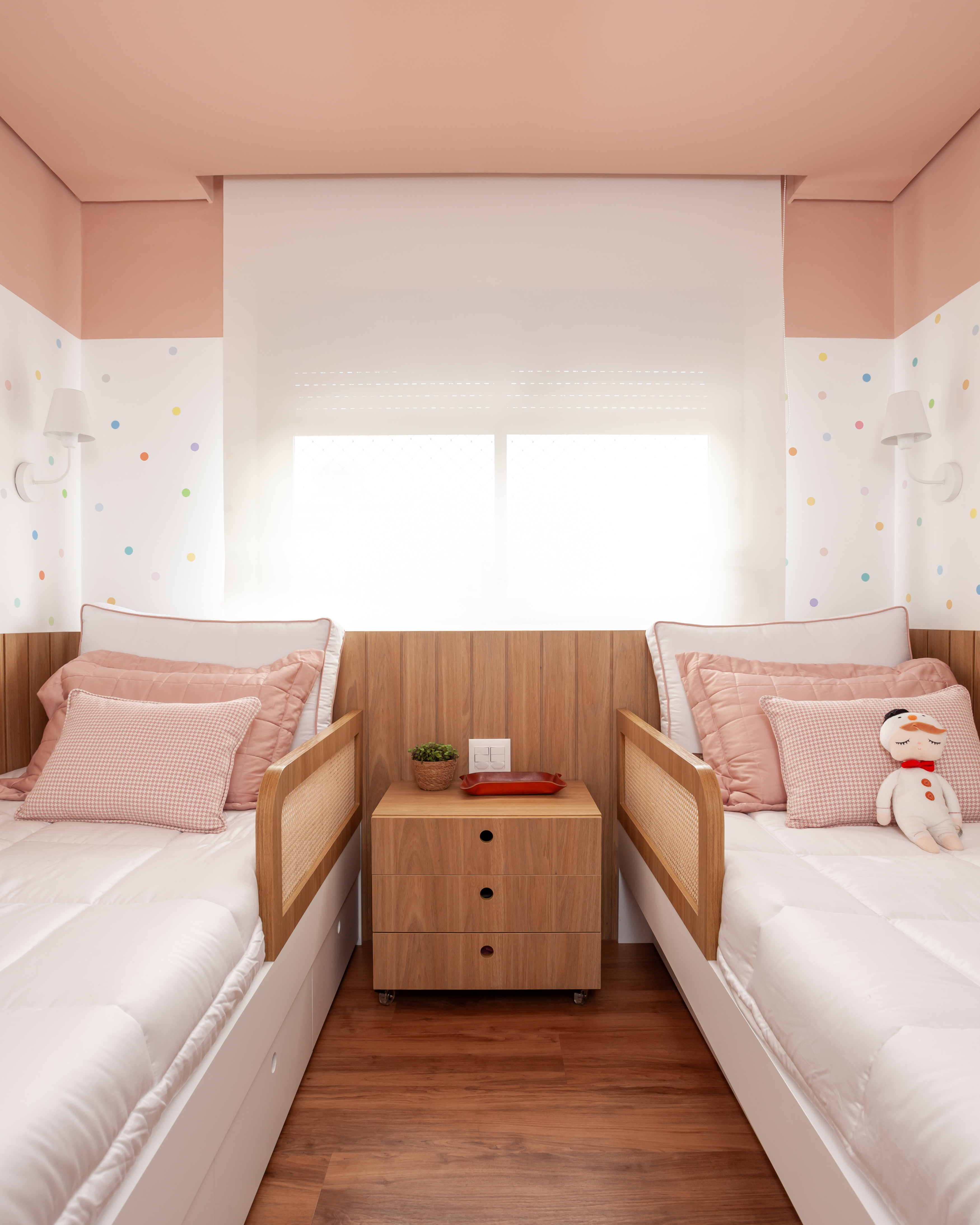Quarto de serviço vira home office com reforma neste apartamento no Brooklin. Projeto de Thais Monfré Arquitetura.