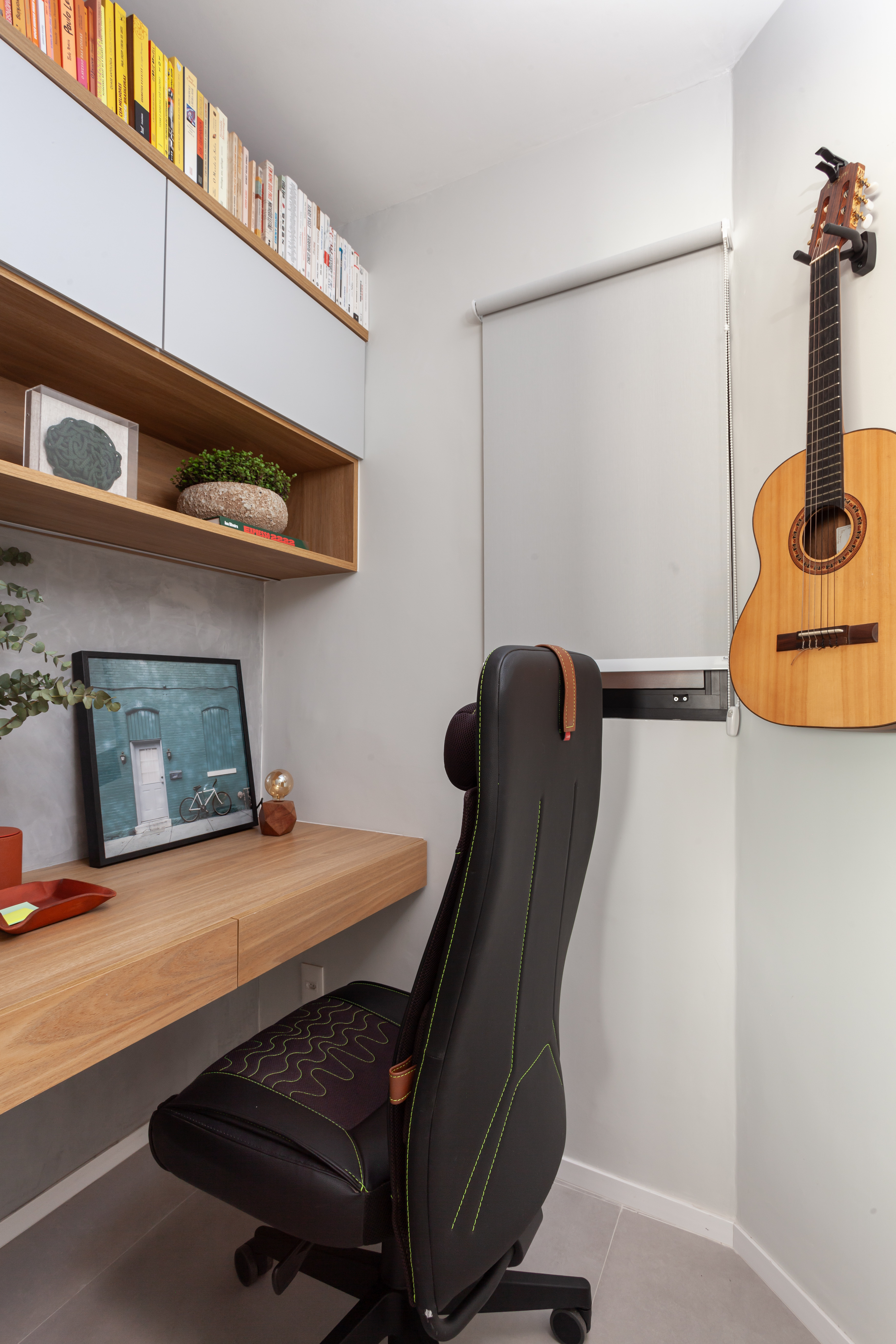 Quarto de serviço vira home office com reforma neste apartamento no Brooklin. Projeto de Thais Monfré Arquitetura.