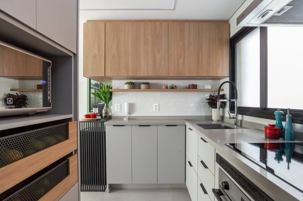 Quarto de serviço vira home office com reforma neste apartamento no Brooklin. Projeto de Thais Monfré Arquitetura.