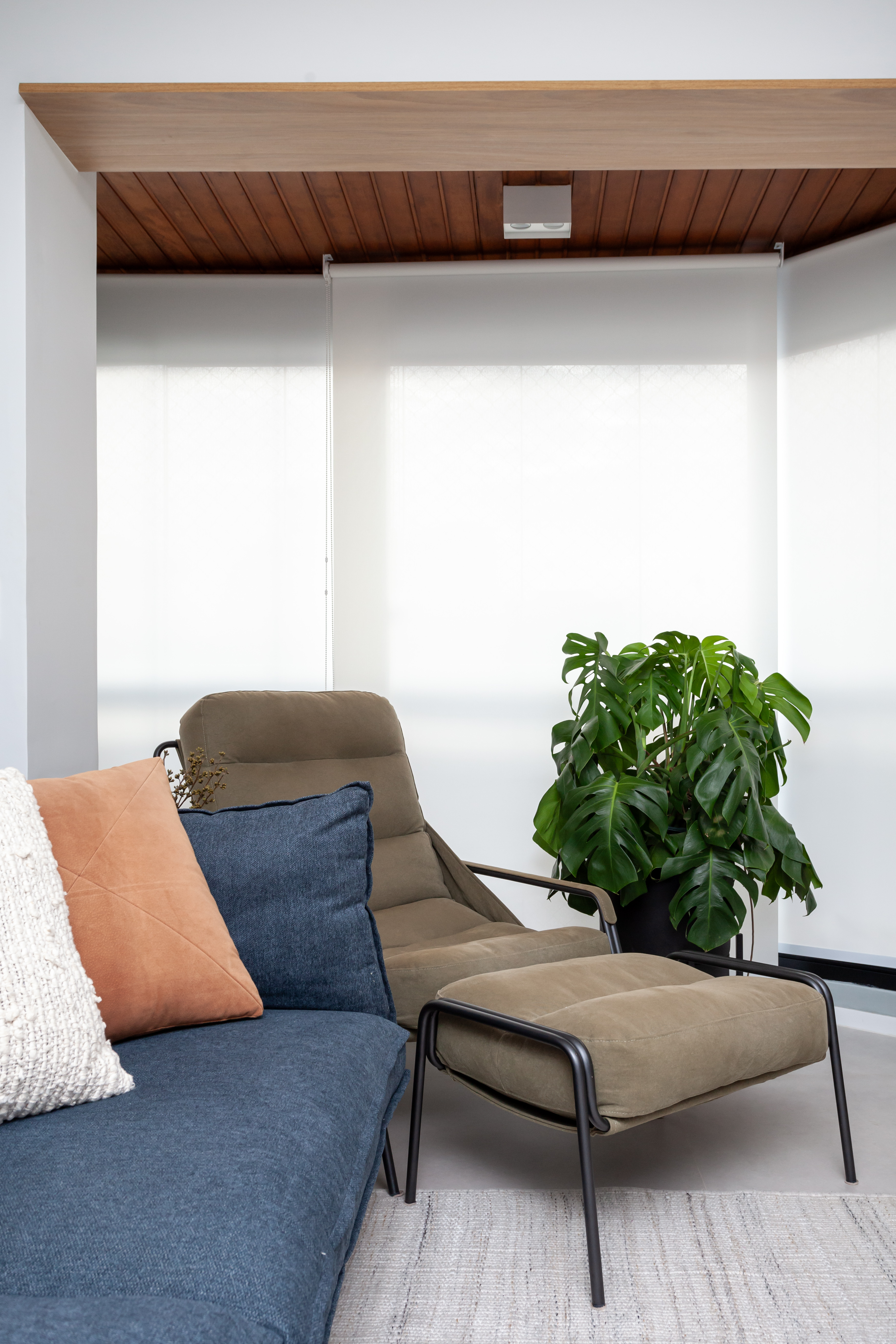 Quarto de serviço vira home office com reforma neste apartamento no Brooklin. Projeto de Thais Monfré Arquitetura.