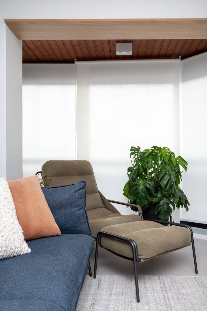 Quarto de serviço vira home office com reforma neste apartamento no Brooklin. Projeto de Thais Monfré Arquitetura.