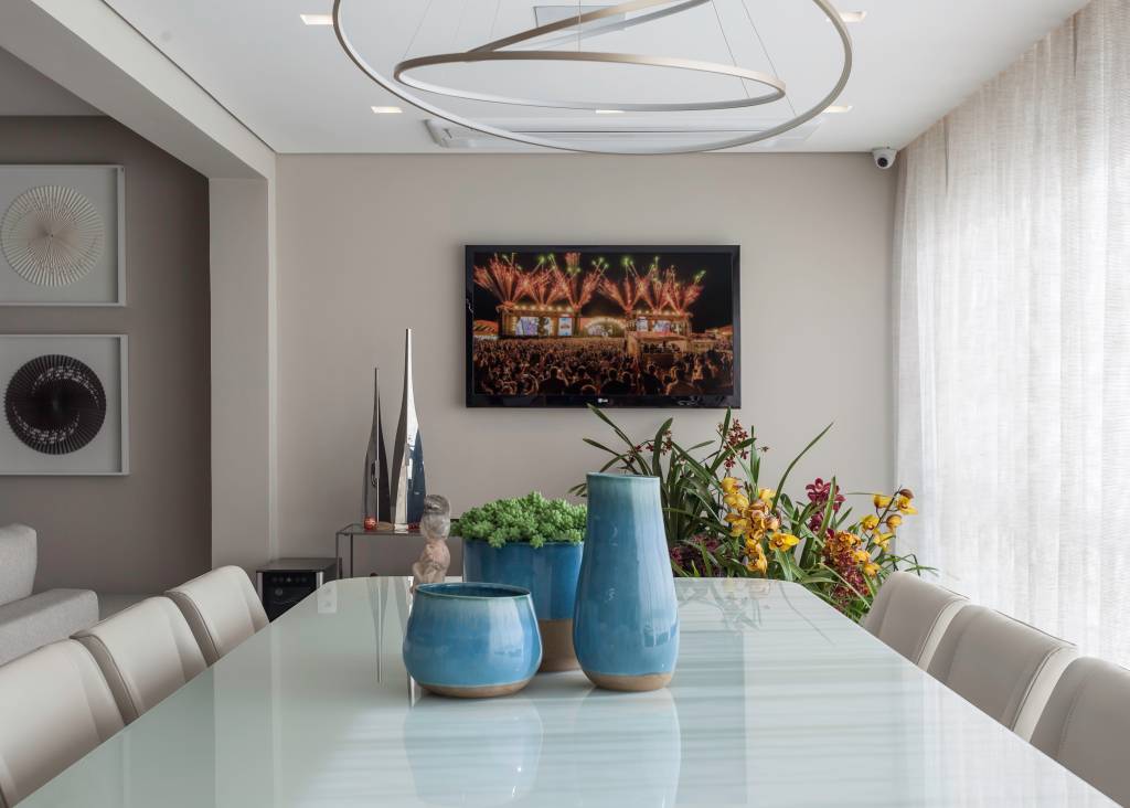 Sala de jantar: é melhor tampo de madeira, laca, pedra ou vidro?