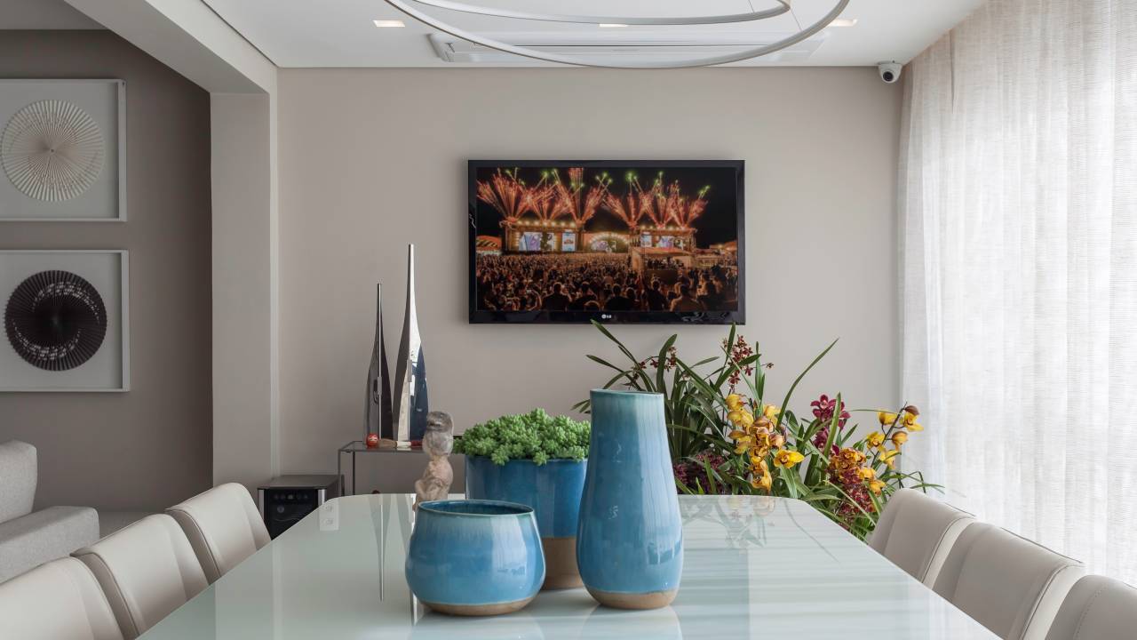 Sala de jantar: é melhor tampo de madeira, laca, pedra ou vidro? Projeto de Cristiane Schiavoni.