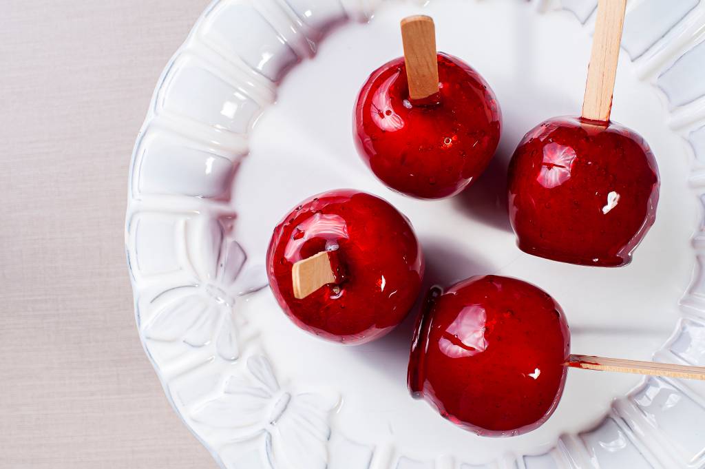 Love,Apple.,Red,Caramel,Covered,Apple,Dessert.,Top,View. 3 versões saudáveis de receitas de festas juninas e julinas.